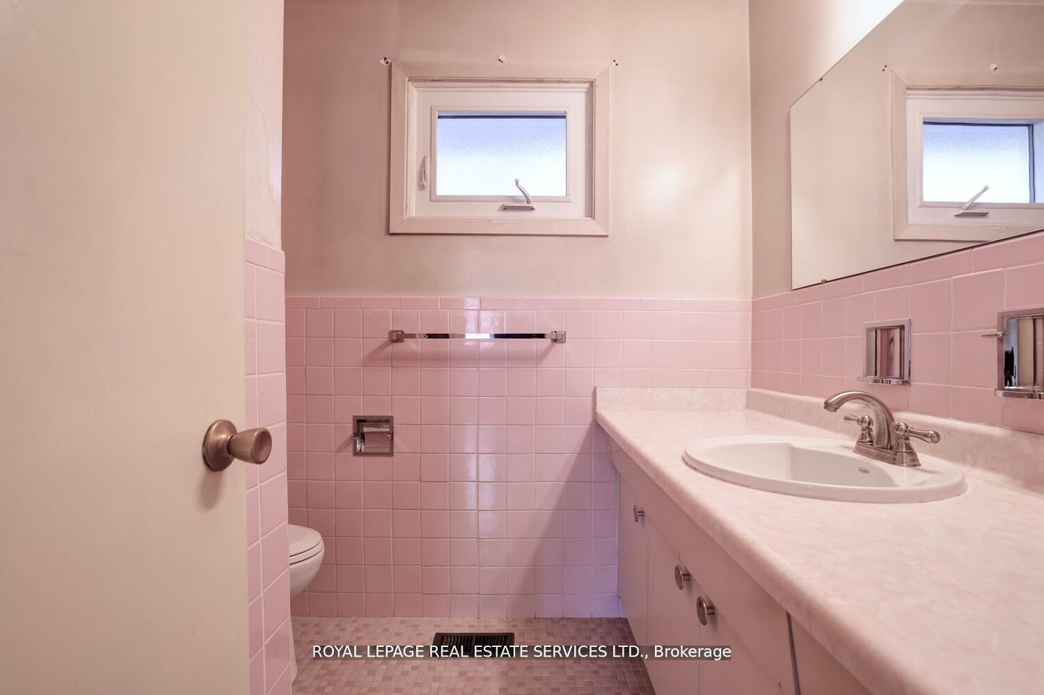 Photo 19 of 39 Pettit Drive, Etobicoke, Willowridge-Martingrove-Richview — HOMEH