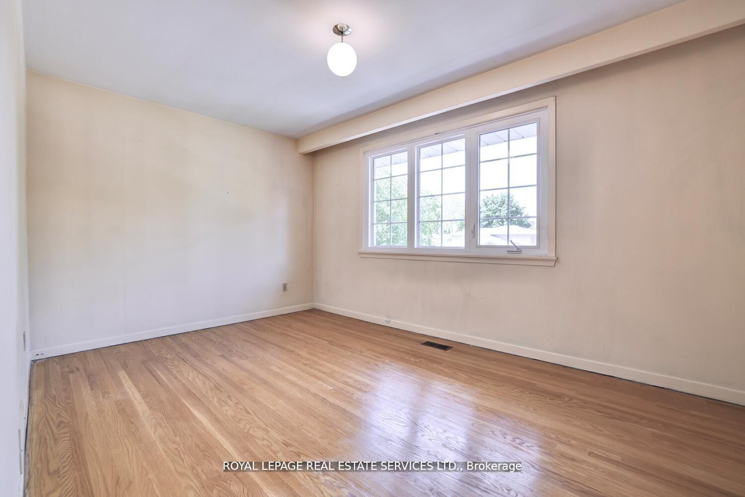 Photo 20 of 39 Pettit Drive, Etobicoke, Willowridge-Martingrove-Richview — HOMEH