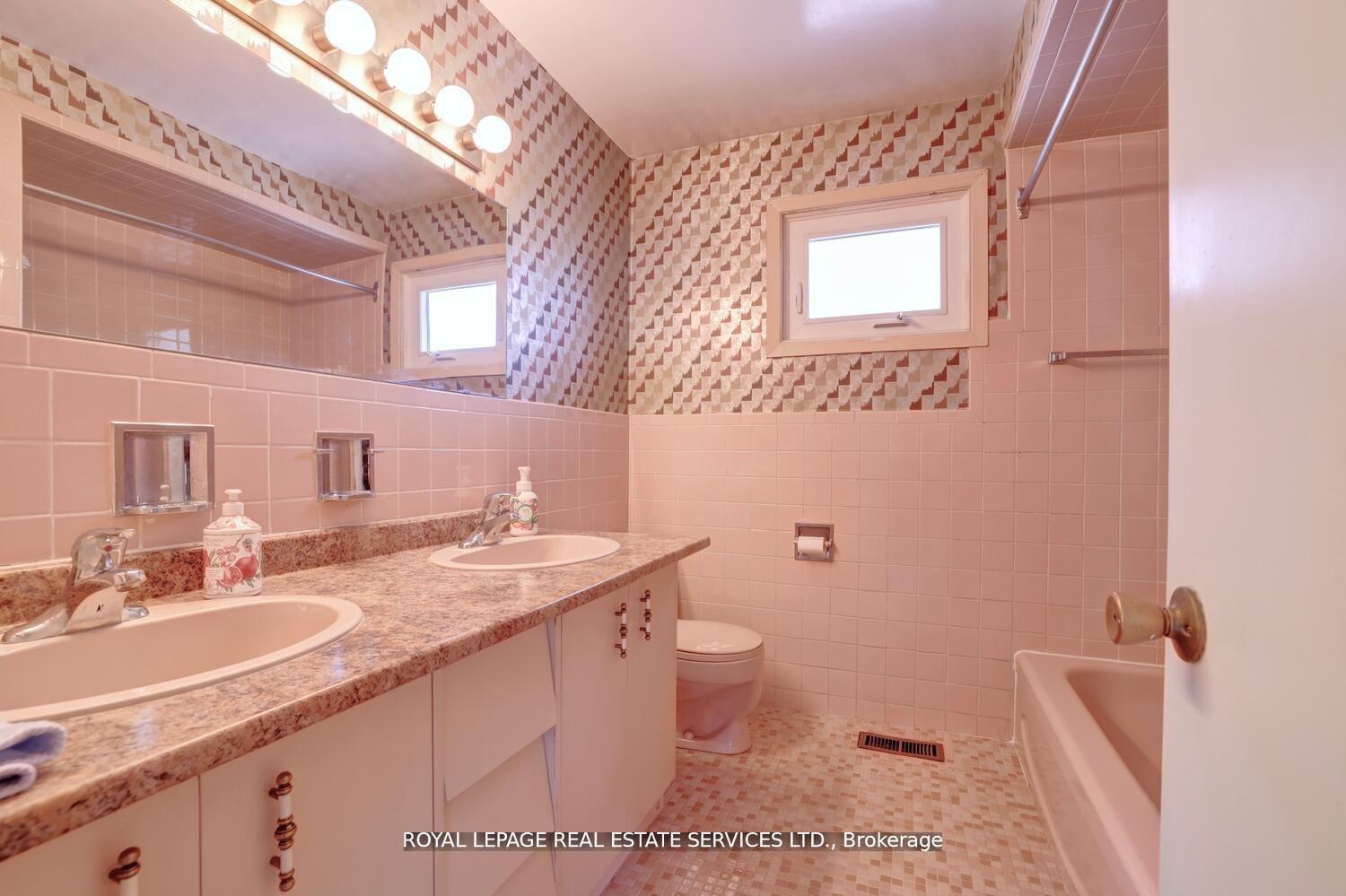 Photo 21 of 39 Pettit Drive, Etobicoke, Willowridge-Martingrove-Richview — HOMEH