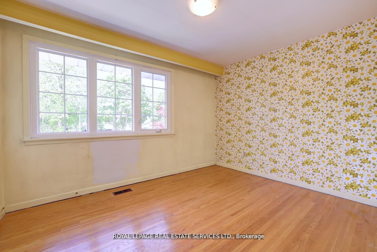Photo 22 of 39 Pettit Drive, Etobicoke, Willowridge-Martingrove-Richview — HOMEH