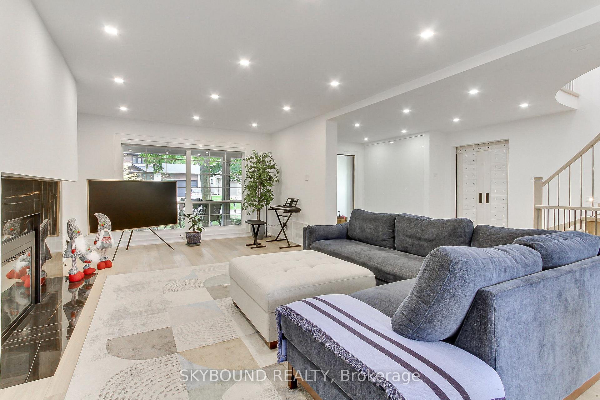 Photo 9 of 12 Queensborough Crescent, Etobicoke, Willowridge-Martingrove-Richview — HOMEH