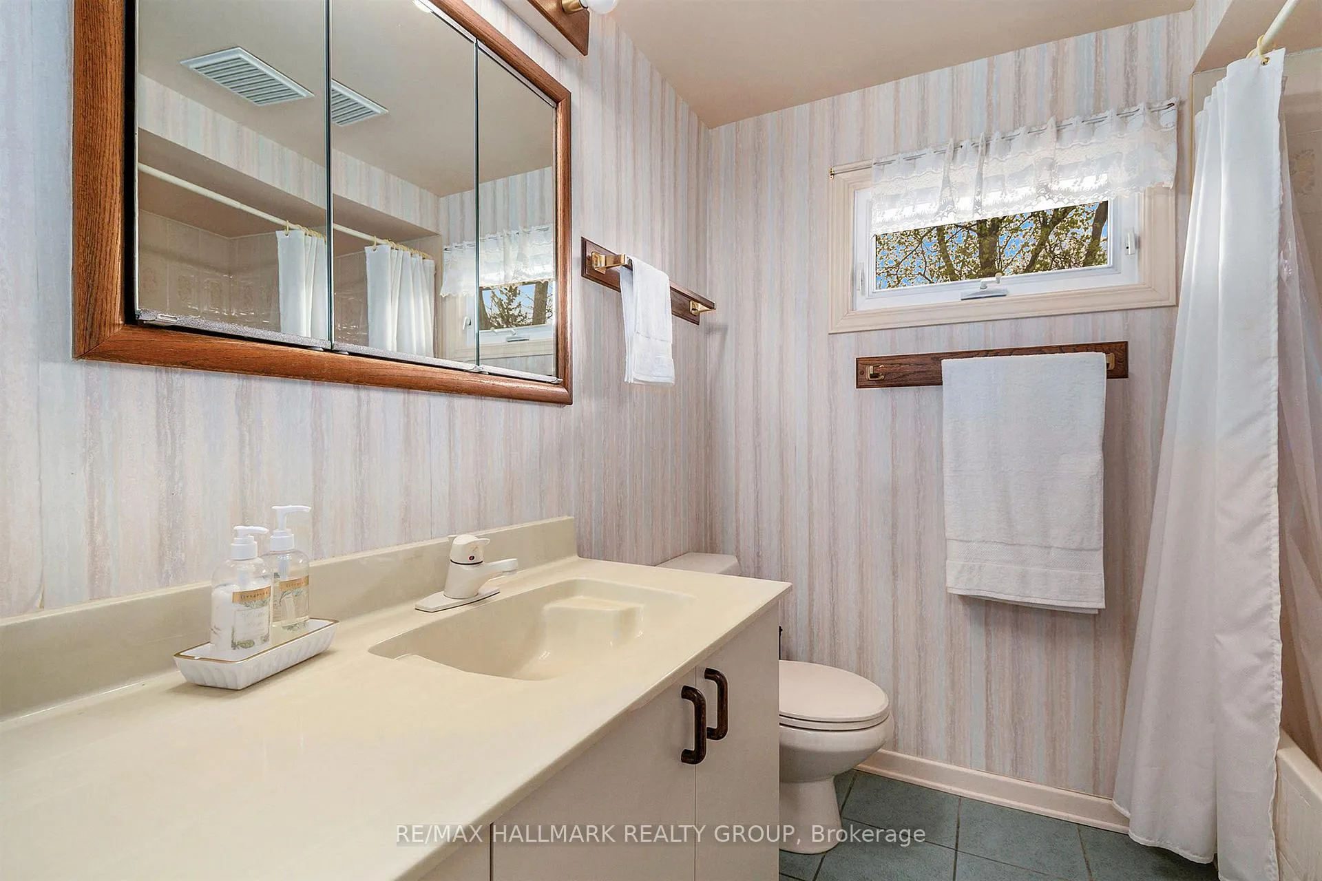 Photo 223 of 904 Rand Avenue, Ottawa, Riverside Park South — HOMEH