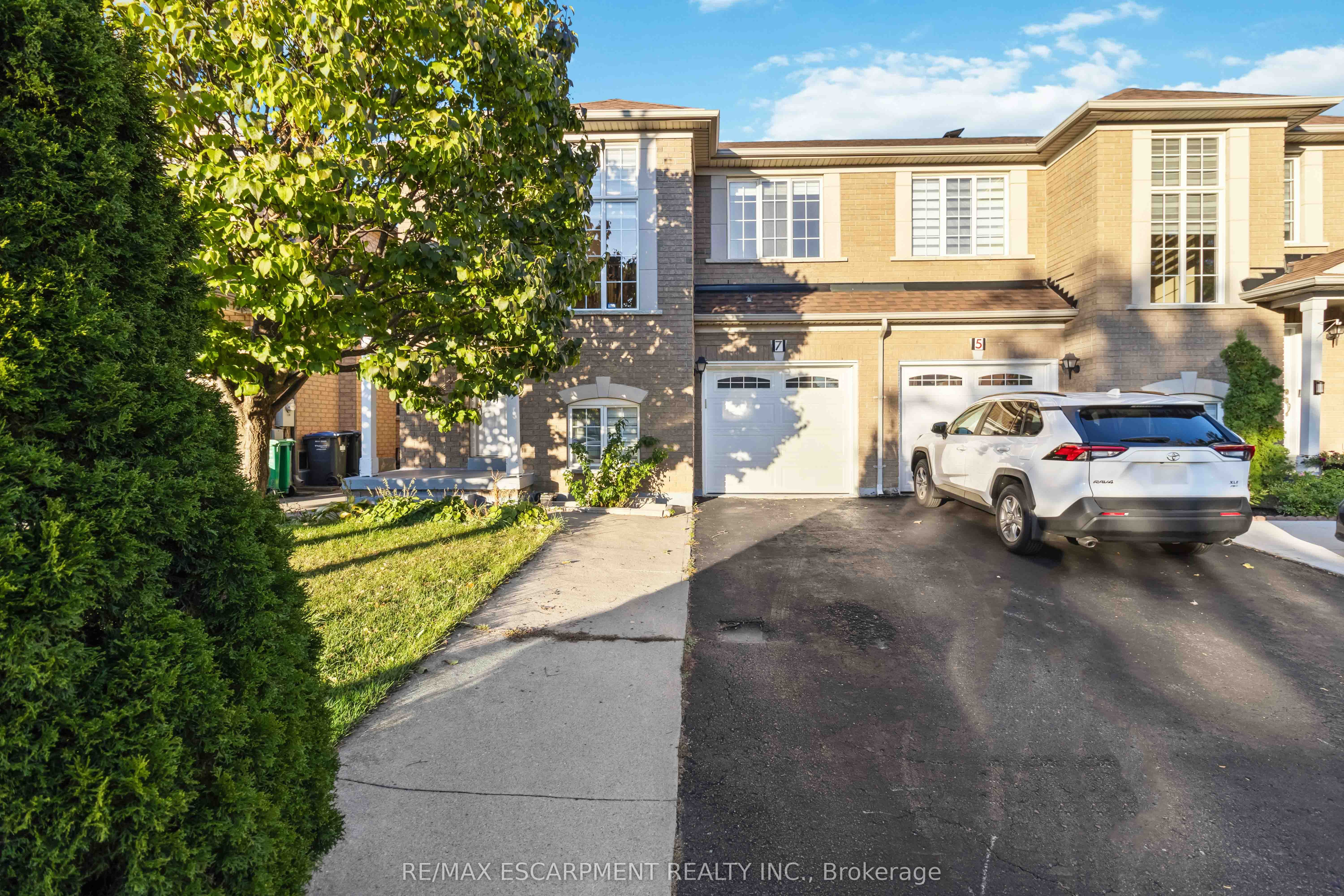 Photo 2 of 7 Wyoming Trail, Brampton, Sandringham-Wellington — HOMEH