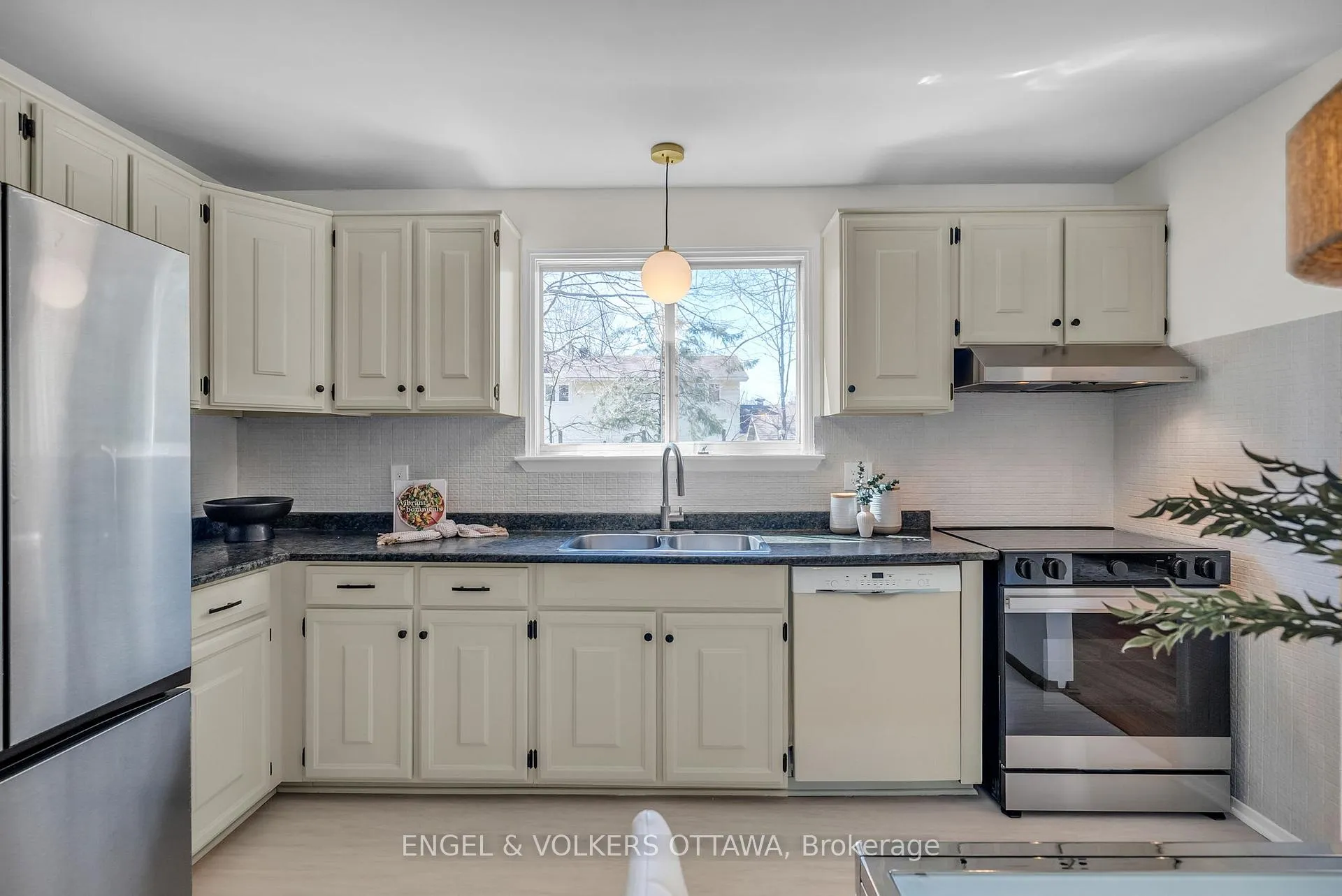 Photo 61 of 4 Oakhurst Crescent, Ottawa, Blackburn Hamlet — HOMEH