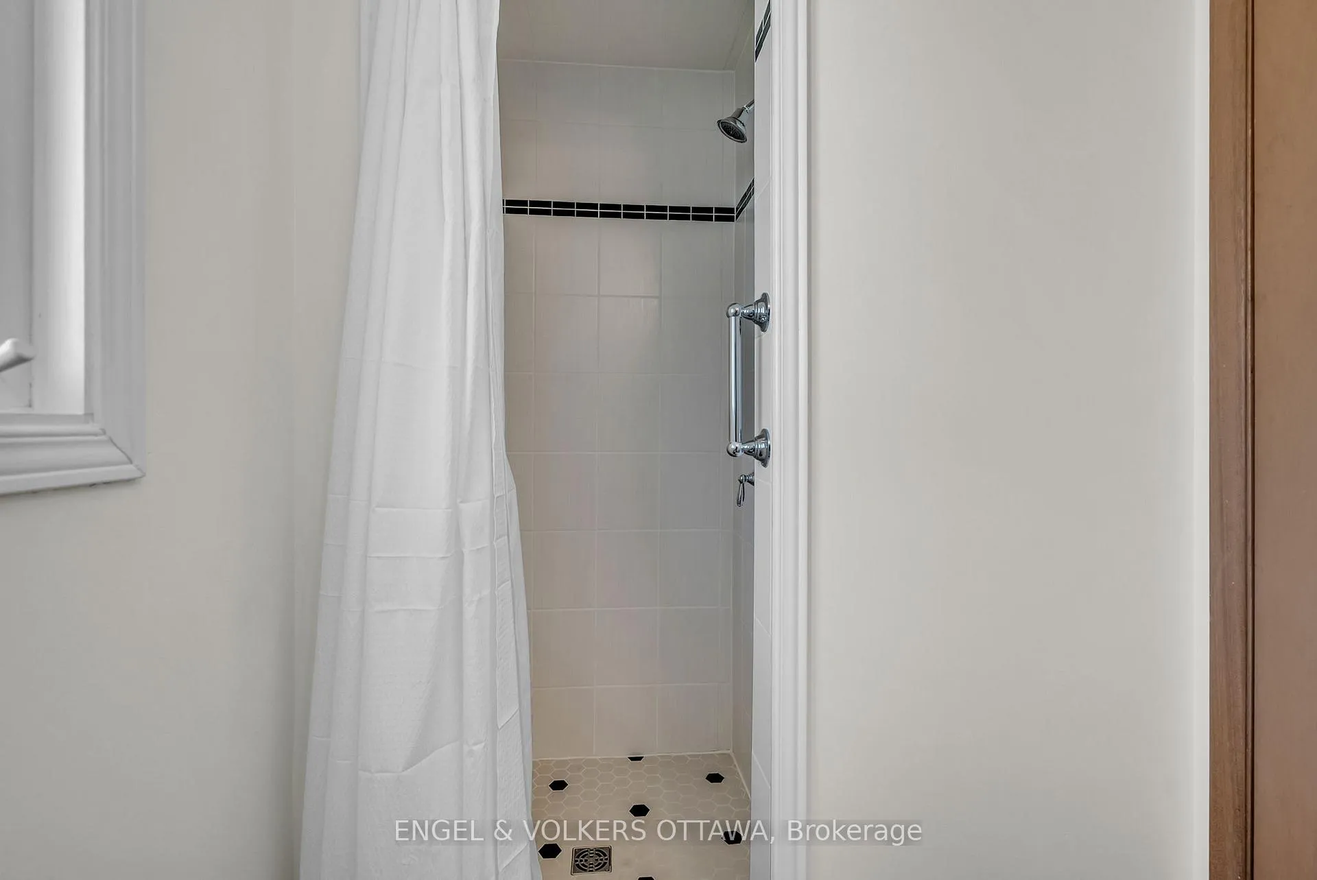 Photo 257 of 4 Oakhurst Crescent, Ottawa, Blackburn Hamlet — HOMEH