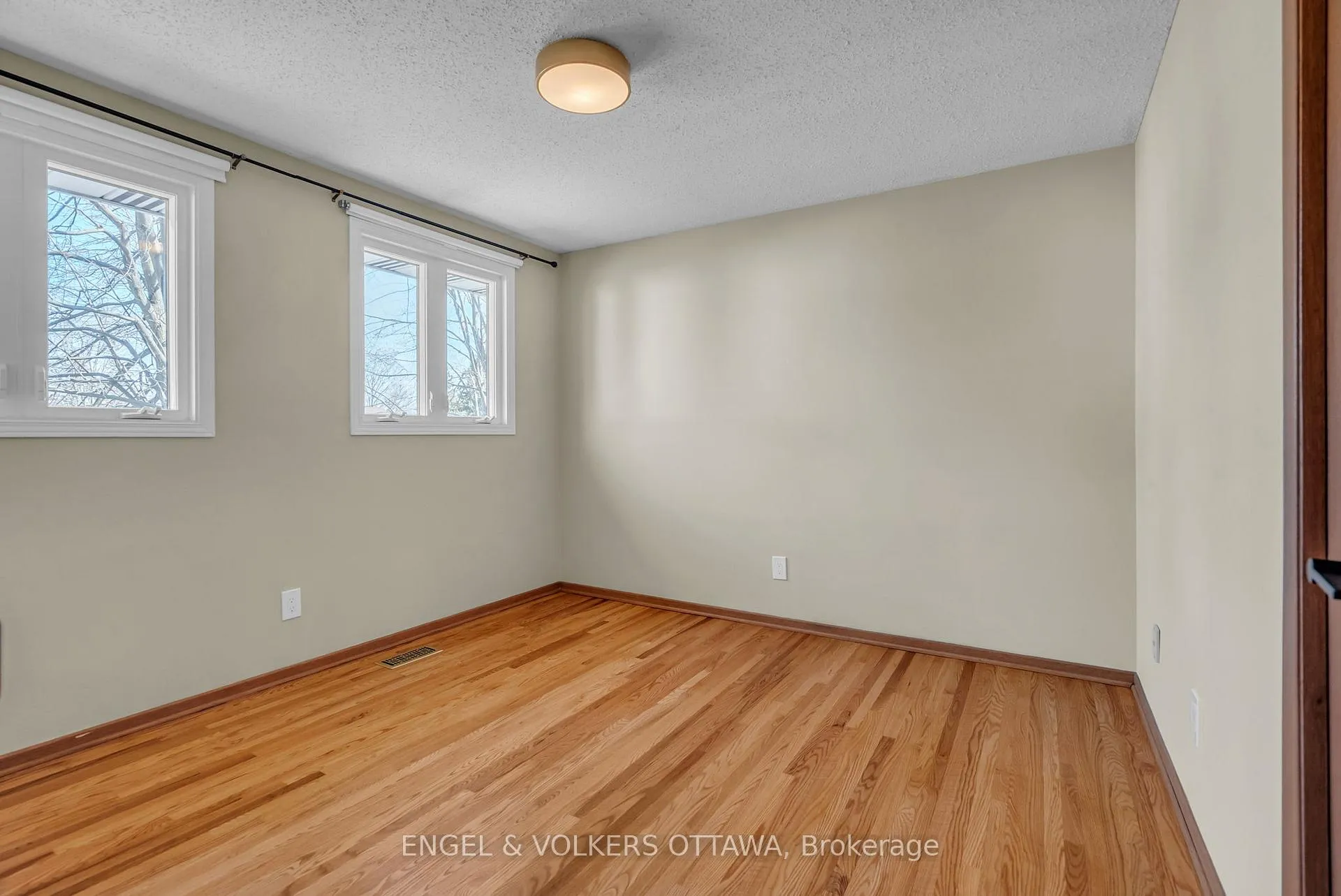 Photo 317 of 4 Oakhurst Crescent, Ottawa, Blackburn Hamlet — HOMEH