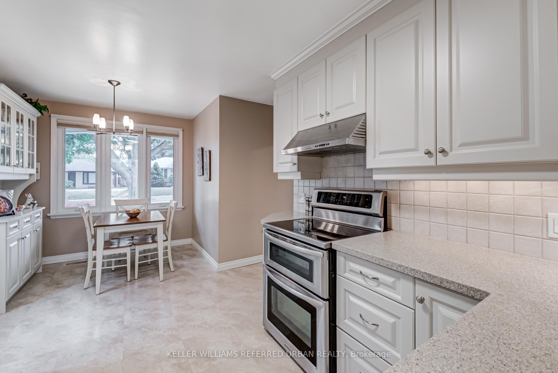 Photo 4 of 26 Foxmeadow Road, Etobicoke, Willowridge-Martingrove-Richview — HOMEH