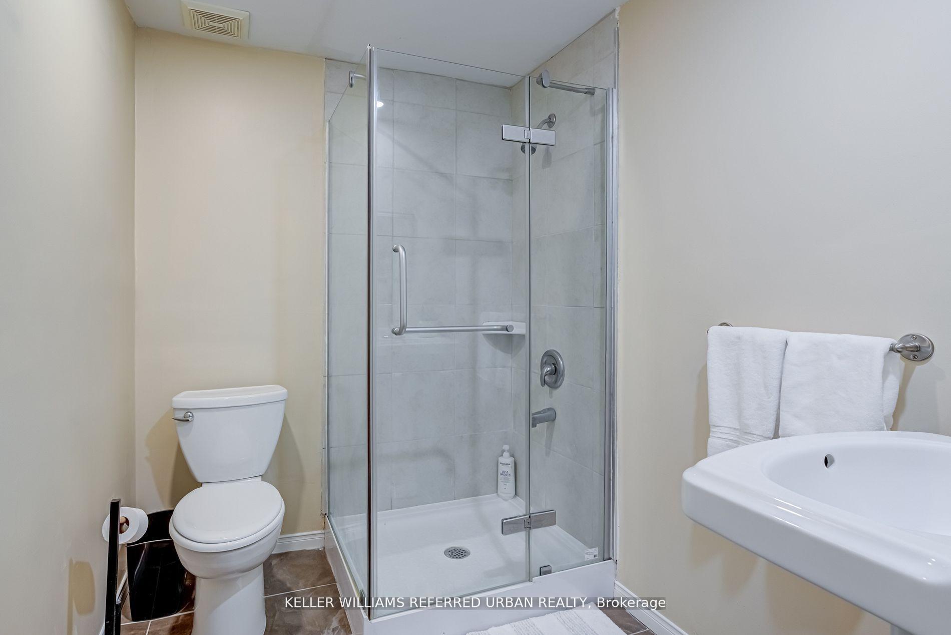 Photo 21 of 26 Foxmeadow Road, Etobicoke, Willowridge-Martingrove-Richview — HOMEH