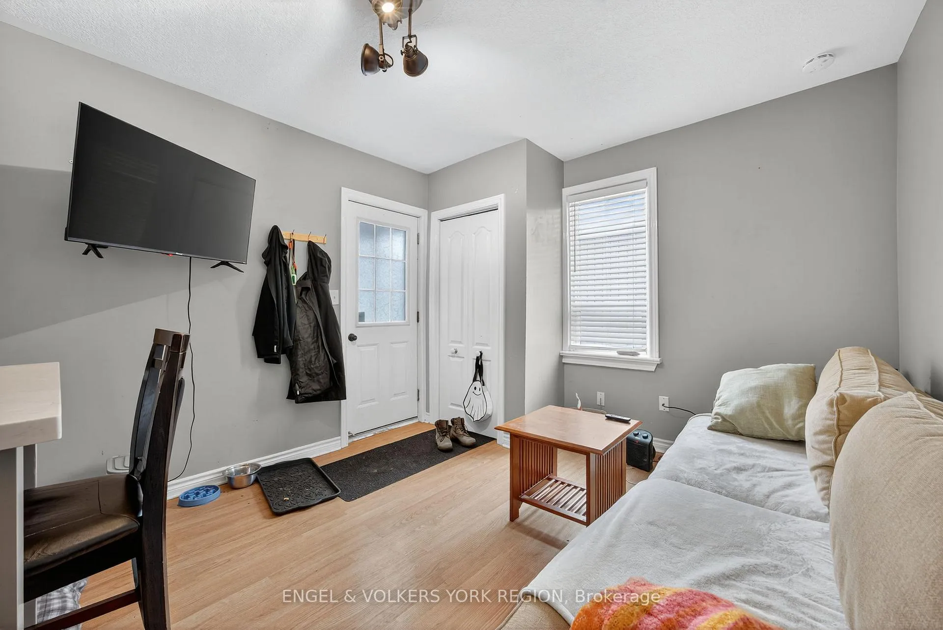 Photo 8 of 69 John Street, Barrie, Lakeshore — HOMEH