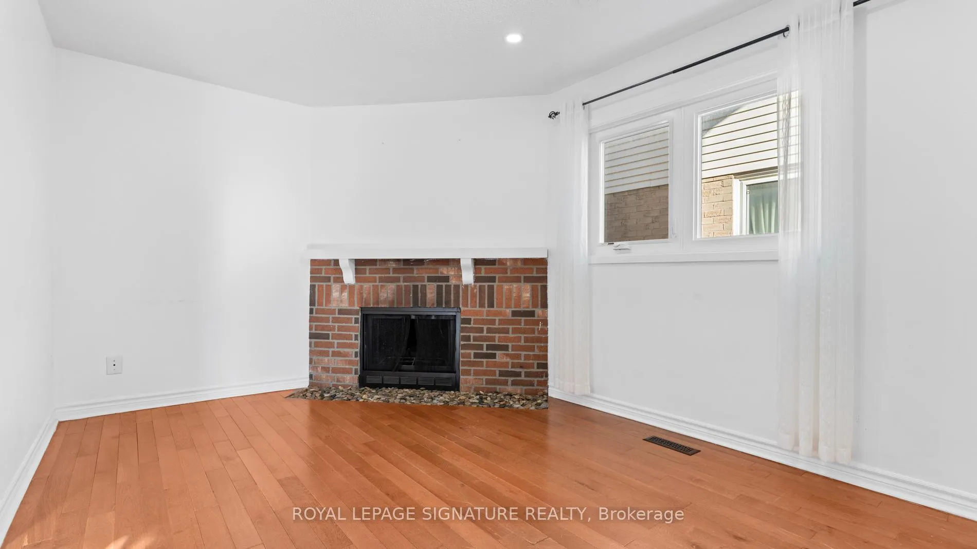Photo 5 of 18 Charlton Crescent, Ajax, South West — HOMEH