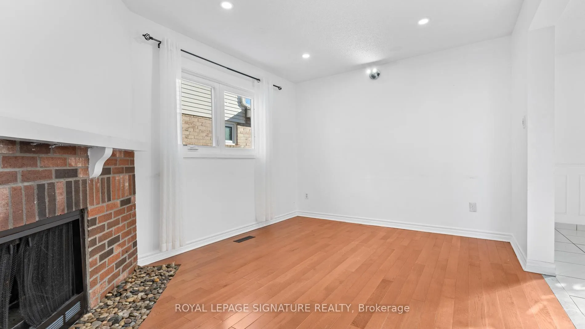 Photo 6 of 18 Charlton Crescent, Ajax, South West — HOMEH