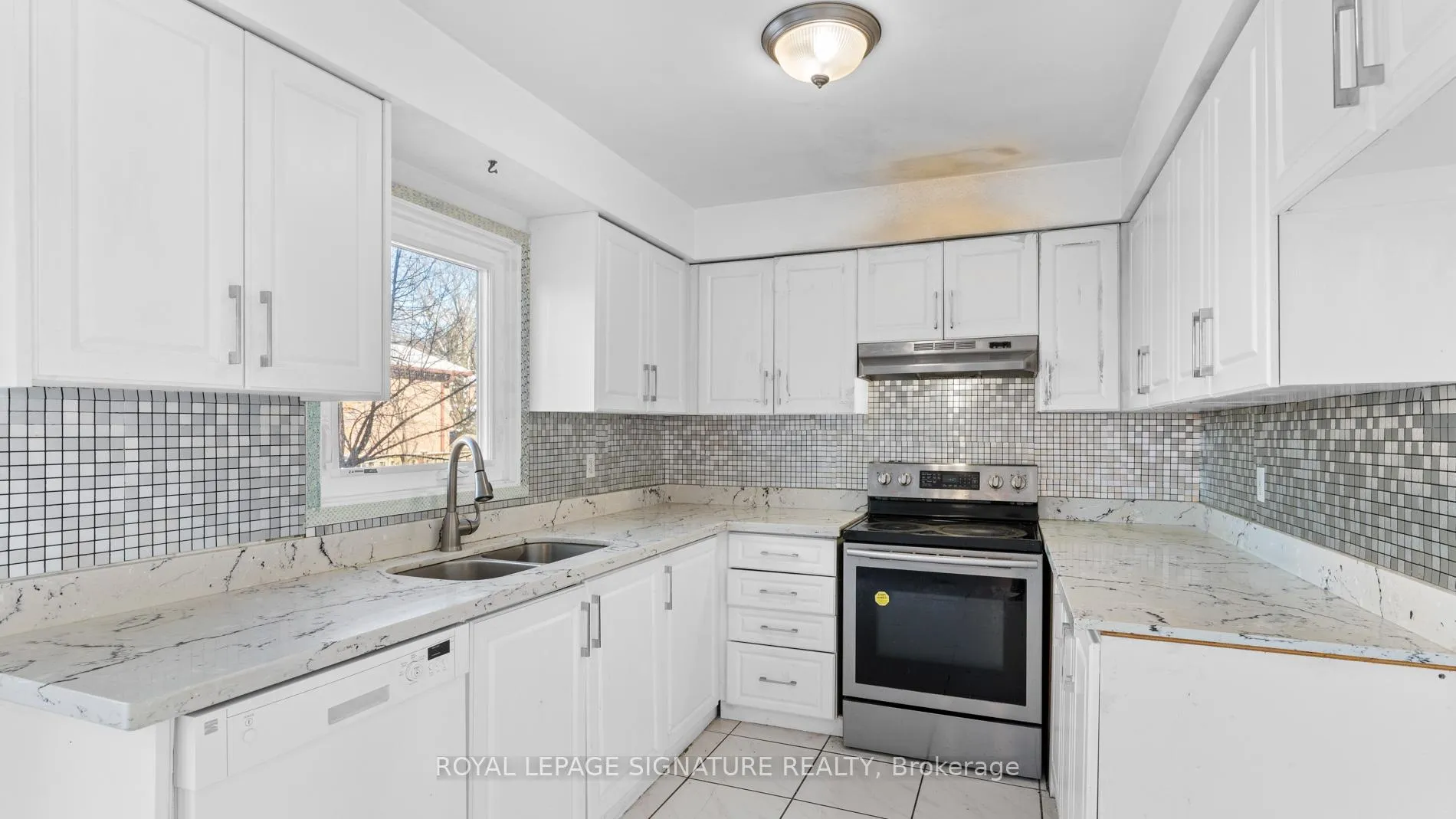 Photo 8 of 18 Charlton Crescent, Ajax, South West — HOMEH