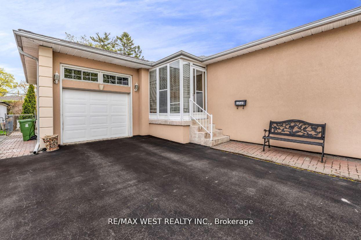 Photo 2 of 15 Breadner Drive, Etobicoke, Willowridge-Martingrove-Richview — HOMEH