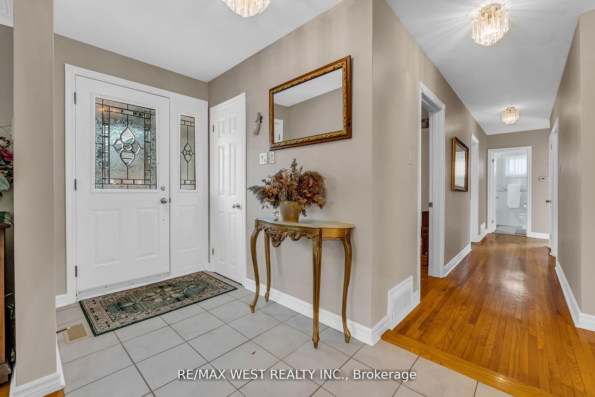 Photo 4 of 15 Breadner Drive, Etobicoke, Willowridge-Martingrove-Richview — HOMEH
