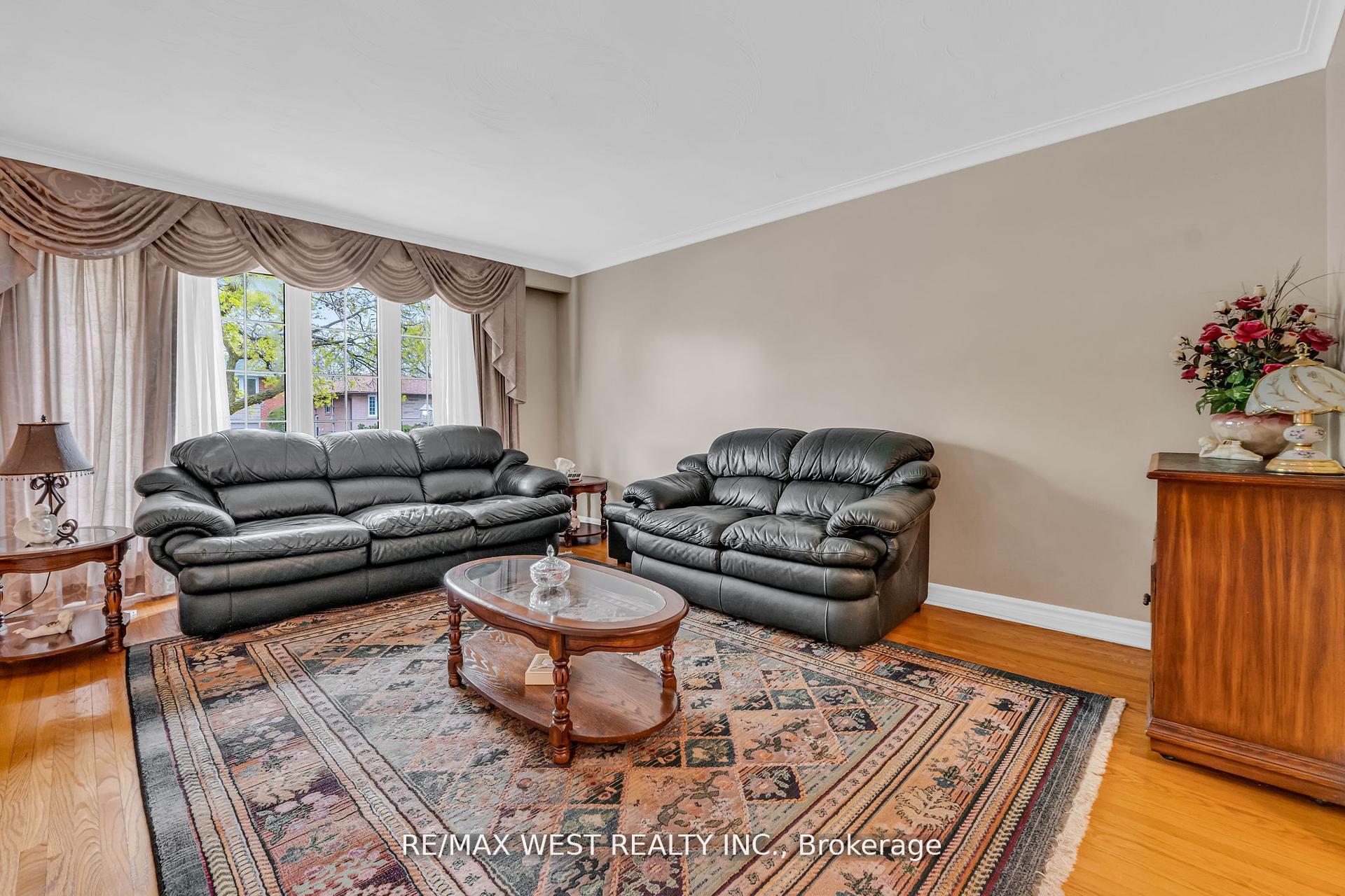 Photo 6 of 15 Breadner Drive, Etobicoke, Willowridge-Martingrove-Richview — HOMEH