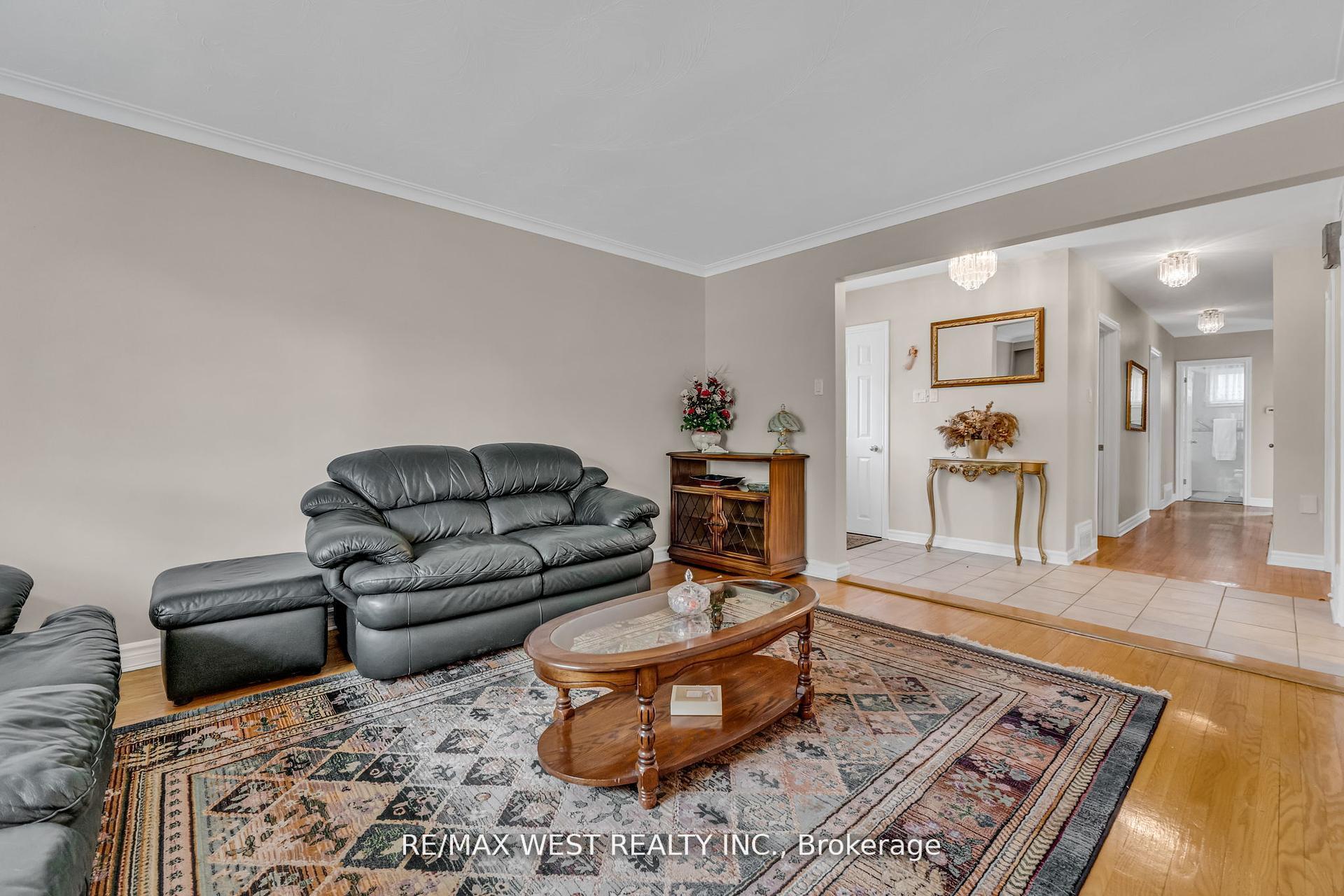 Photo 7 of 15 Breadner Drive, Etobicoke, Willowridge-Martingrove-Richview — HOMEH