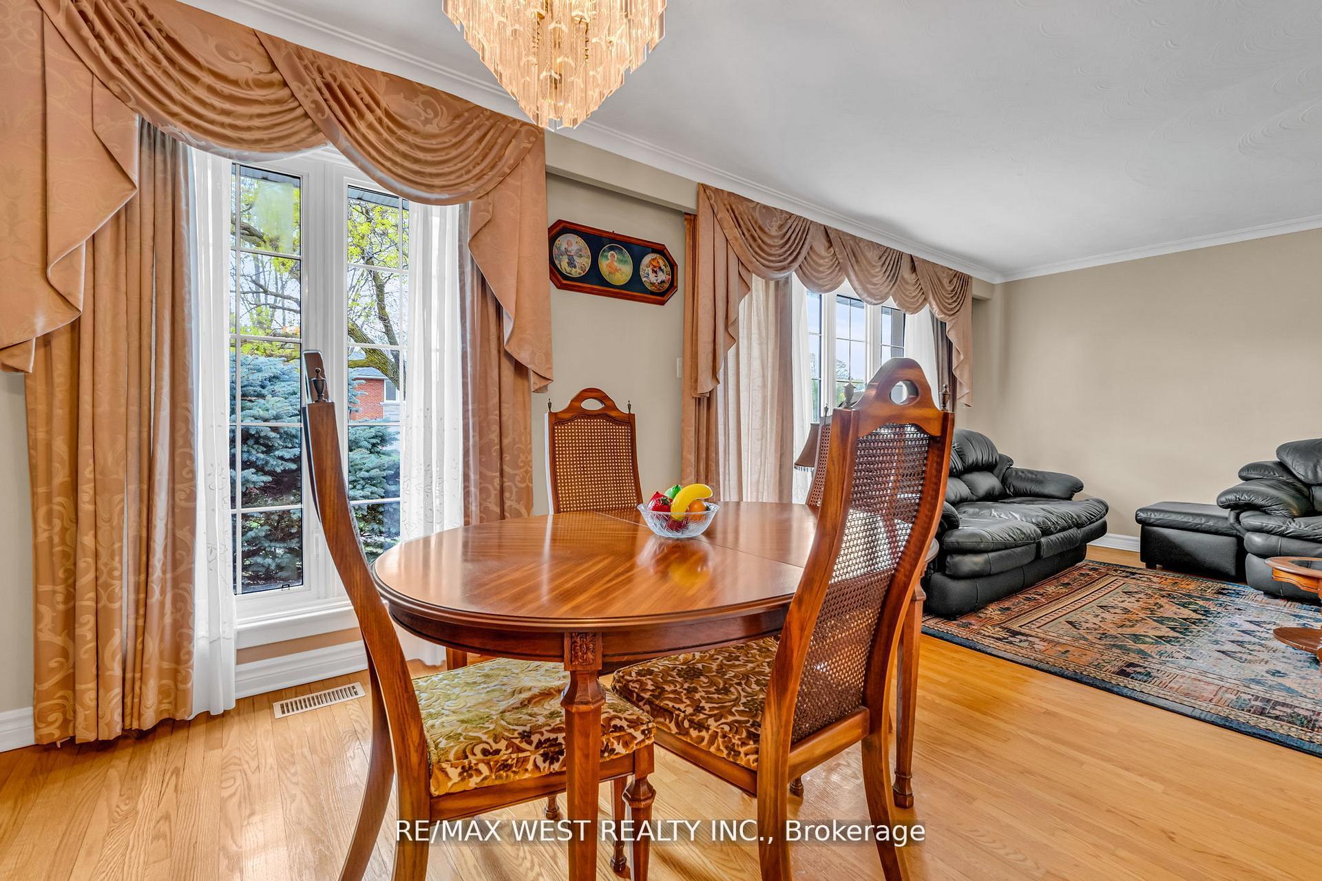 Photo 8 of 15 Breadner Drive, Etobicoke, Willowridge-Martingrove-Richview — HOMEH