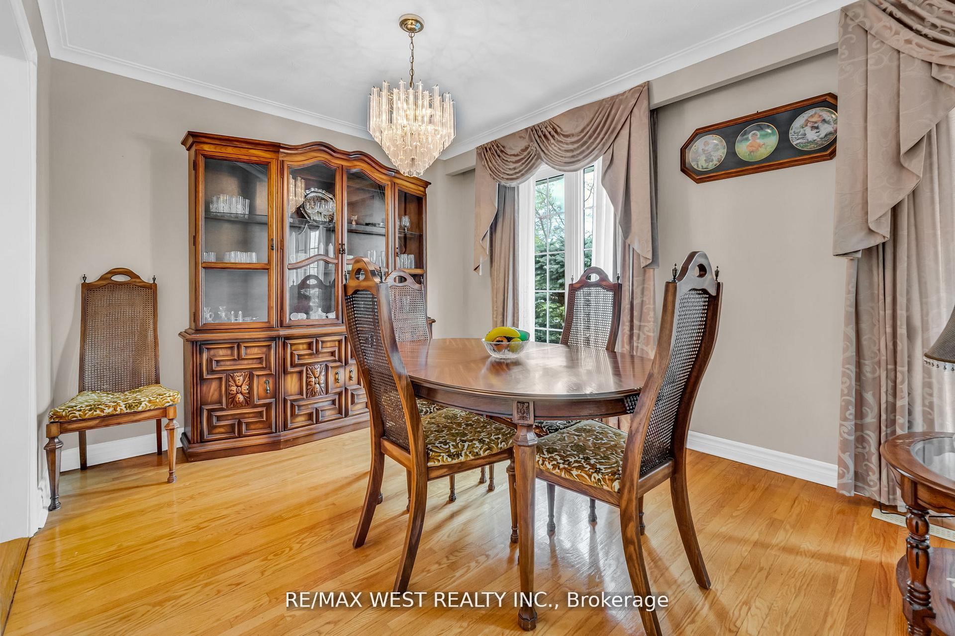 Photo 9 of 15 Breadner Drive, Etobicoke, Willowridge-Martingrove-Richview — HOMEH