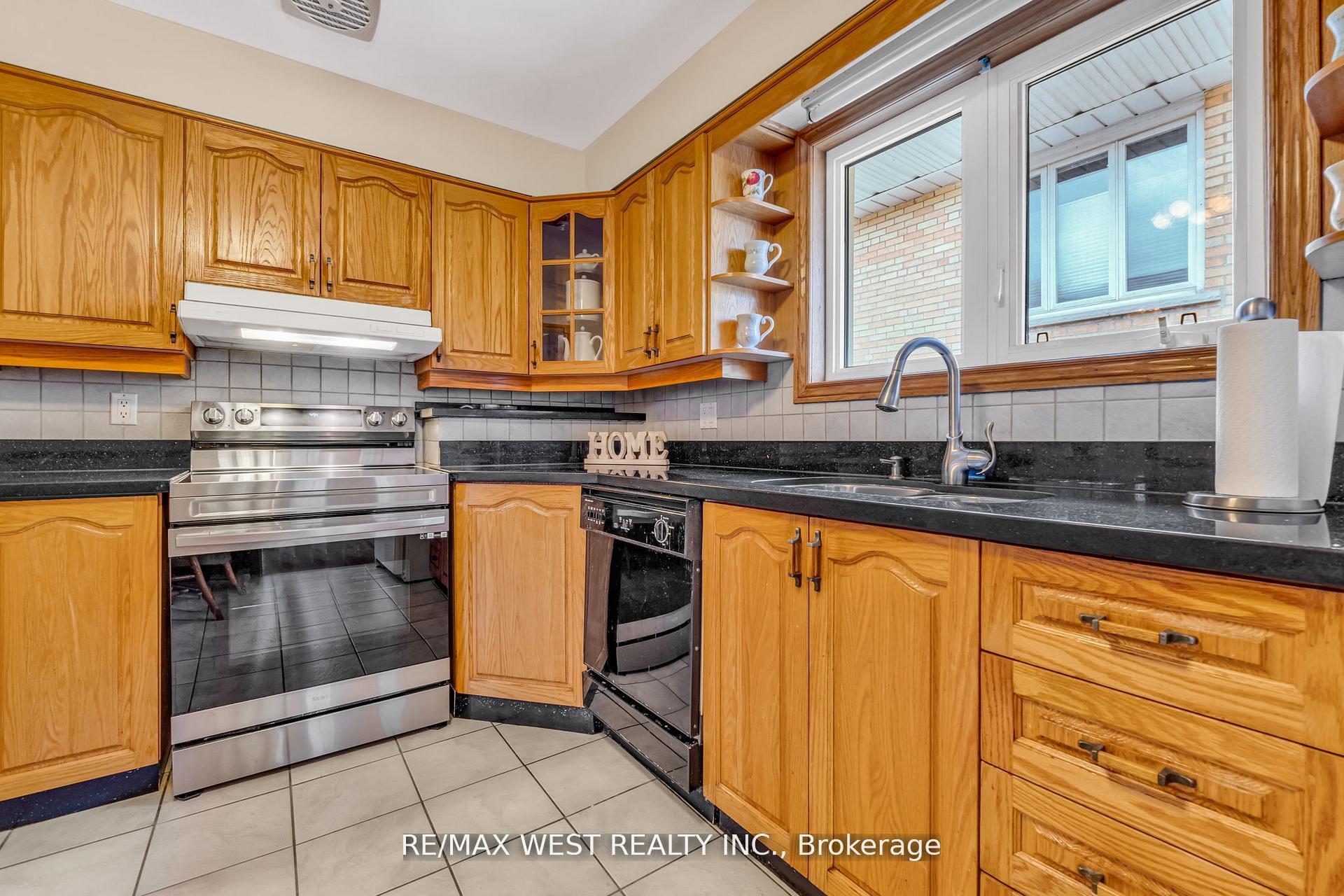 Photo 10 of 15 Breadner Drive, Etobicoke, Willowridge-Martingrove-Richview — HOMEH