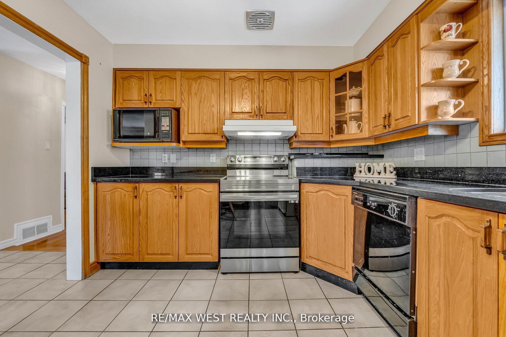 Photo 11 of 15 Breadner Drive, Etobicoke, Willowridge-Martingrove-Richview — HOMEH