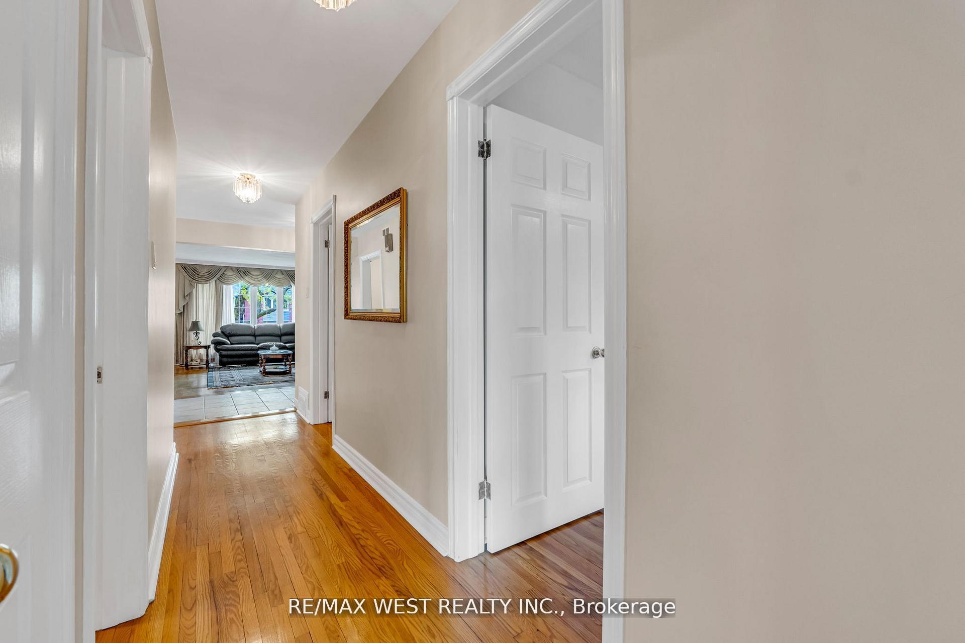Photo 14 of 15 Breadner Drive, Etobicoke, Willowridge-Martingrove-Richview — HOMEH