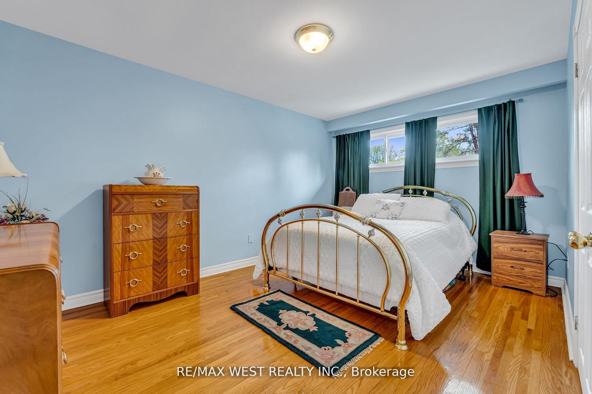 Photo 16 of 15 Breadner Drive, Etobicoke, Willowridge-Martingrove-Richview — HOMEH