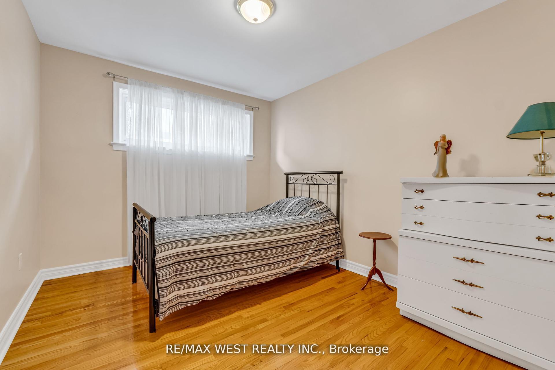 Photo 17 of 15 Breadner Drive, Etobicoke, Willowridge-Martingrove-Richview — HOMEH