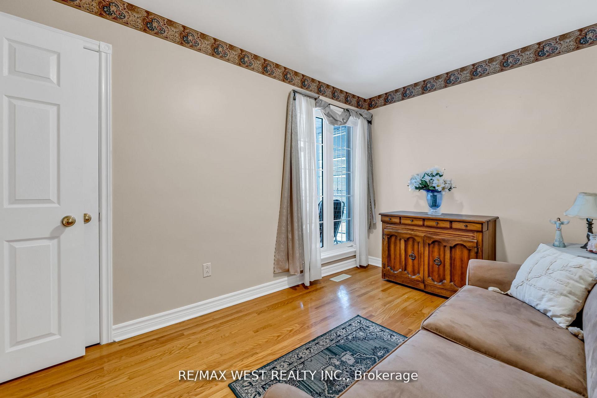 Photo 21 of 15 Breadner Drive, Etobicoke, Willowridge-Martingrove-Richview — HOMEH