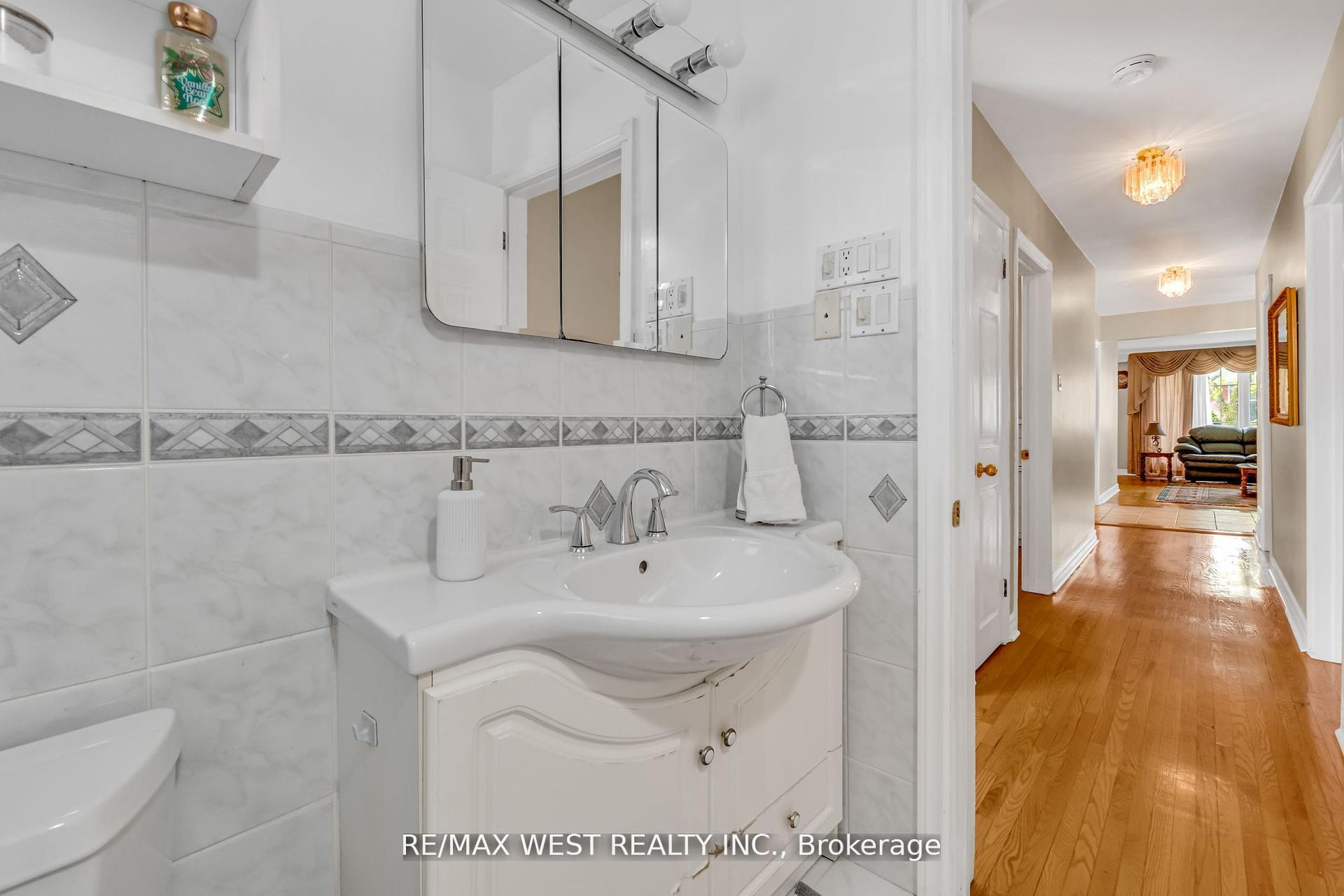 Photo 24 of 15 Breadner Drive, Etobicoke, Willowridge-Martingrove-Richview — HOMEH