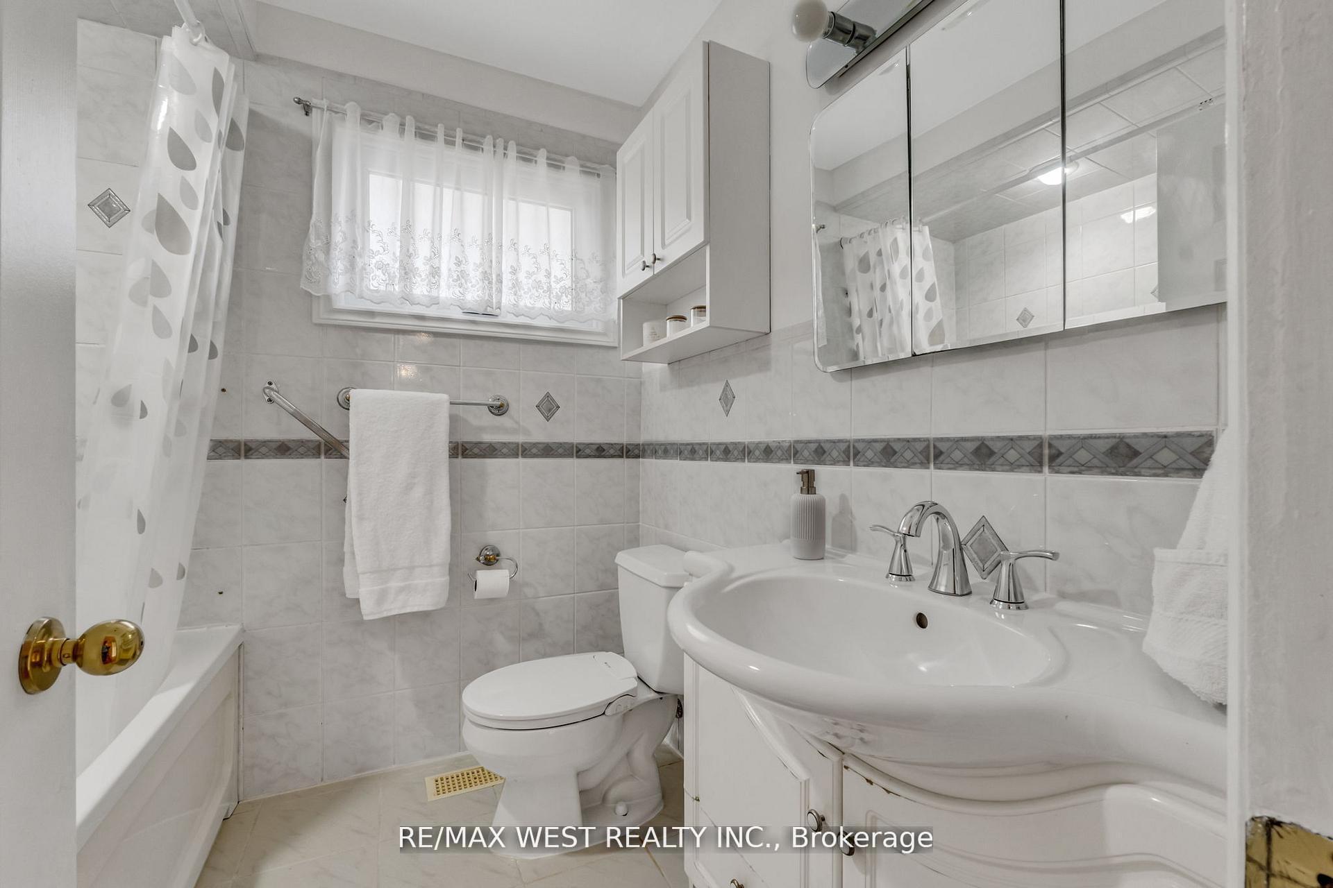 Photo 25 of 15 Breadner Drive, Etobicoke, Willowridge-Martingrove-Richview — HOMEH