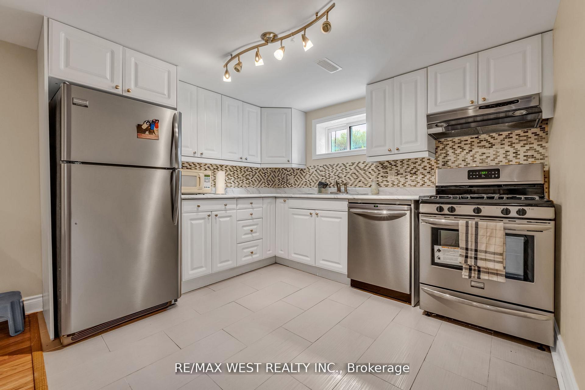 Photo 32 of 15 Breadner Drive, Etobicoke, Willowridge-Martingrove-Richview — HOMEH