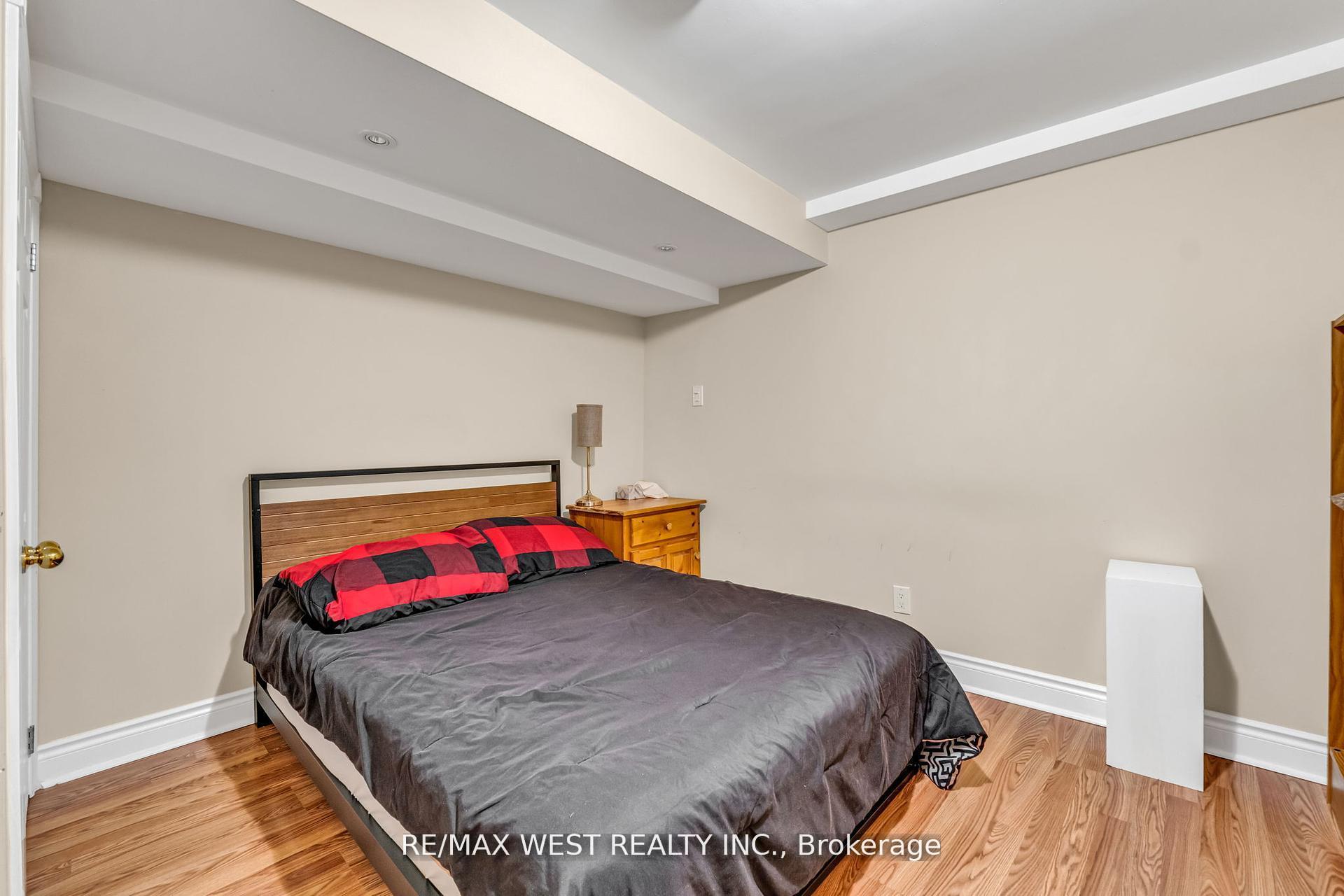 Photo 33 of 15 Breadner Drive, Etobicoke, Willowridge-Martingrove-Richview — HOMEH