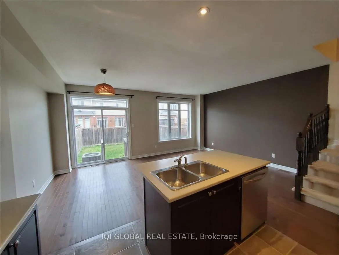 Photo 4 of 211 Jersey Tea Circle, Ottawa, Riverside South/Gloucester Glen — HOMEH