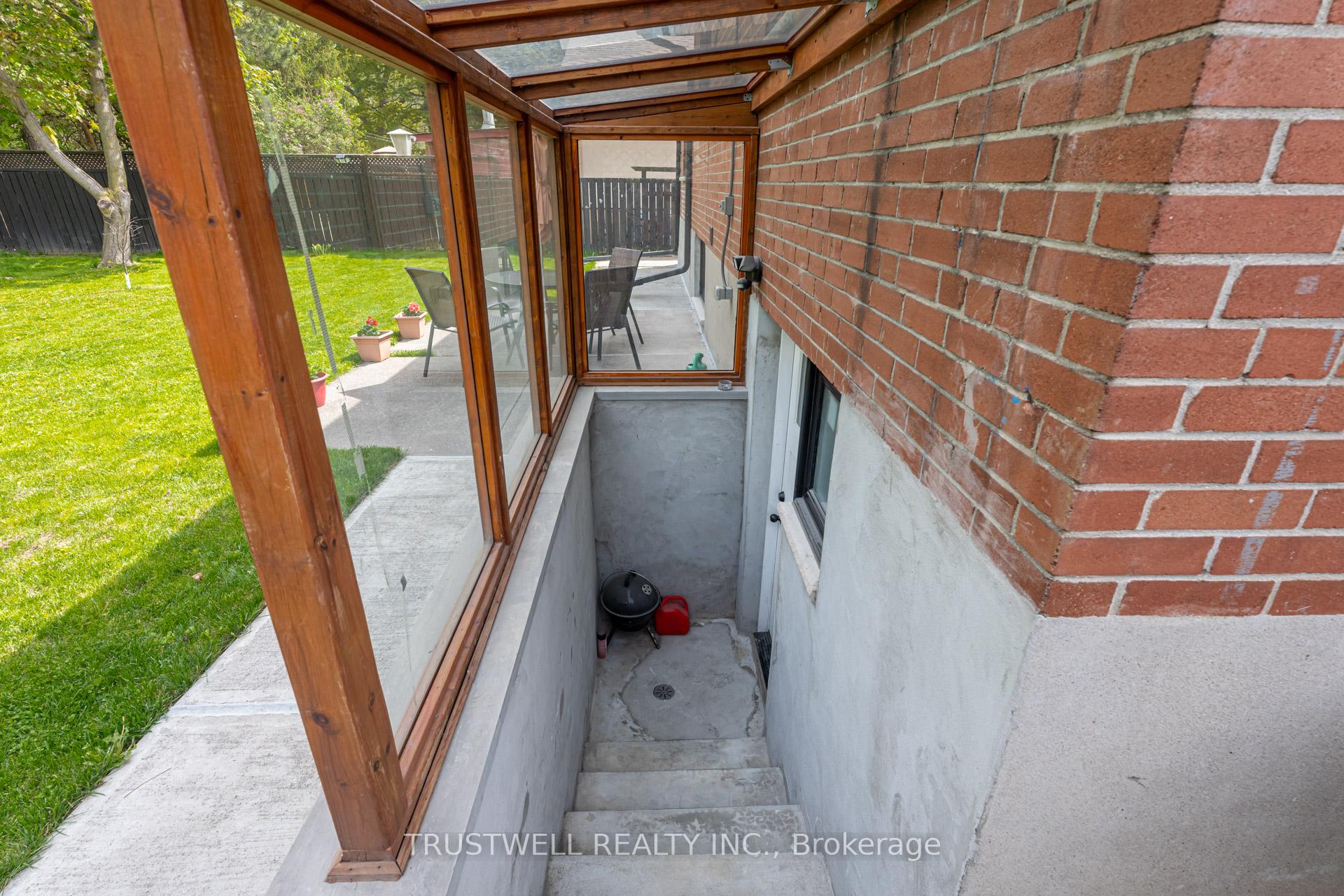 Photo 19 of 101 Wincott Drive, Etobicoke, Kingsview Village-The Westway — HOMEH