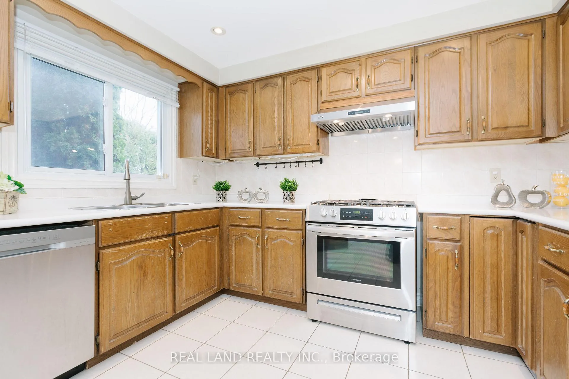 Photo 208 of 6 Mcgee Crescent, Aurora, Aurora Highlands — HOMEH
