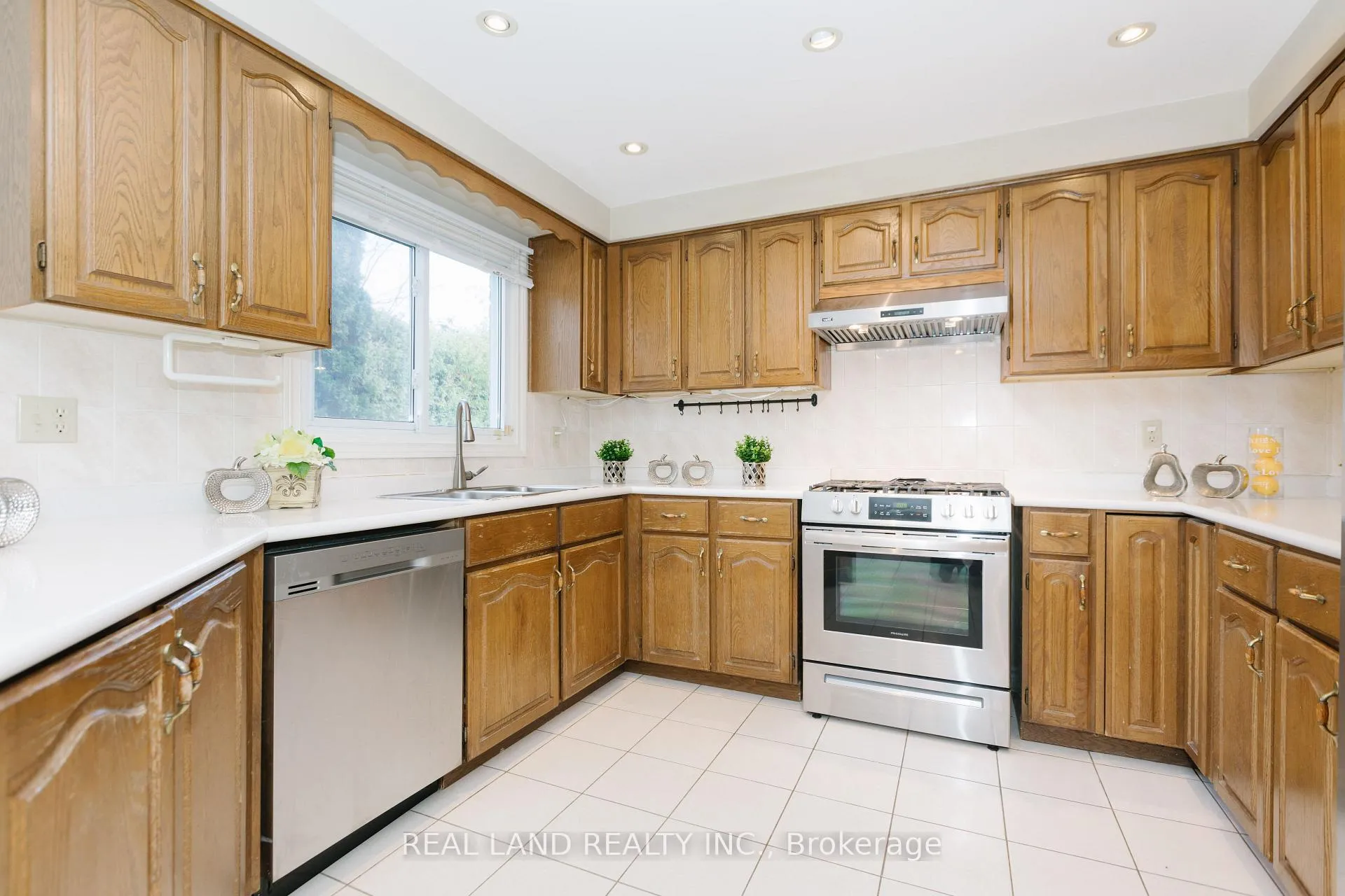 Photo 212 of 6 Mcgee Crescent, Aurora, Aurora Highlands — HOMEH