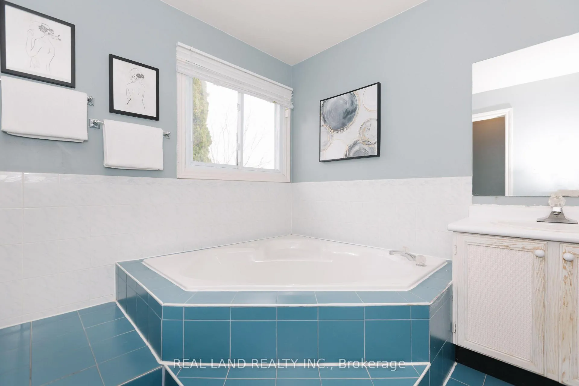 Photo 376 of 6 Mcgee Crescent, Aurora, Aurora Highlands — HOMEH