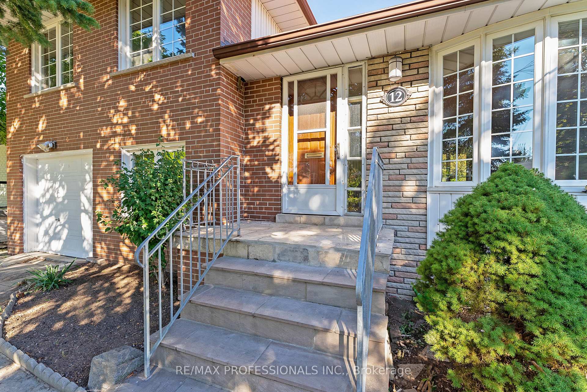 Photo 3 of 12 Drury Lane, Etobicoke, Humber Heights — HOMEH