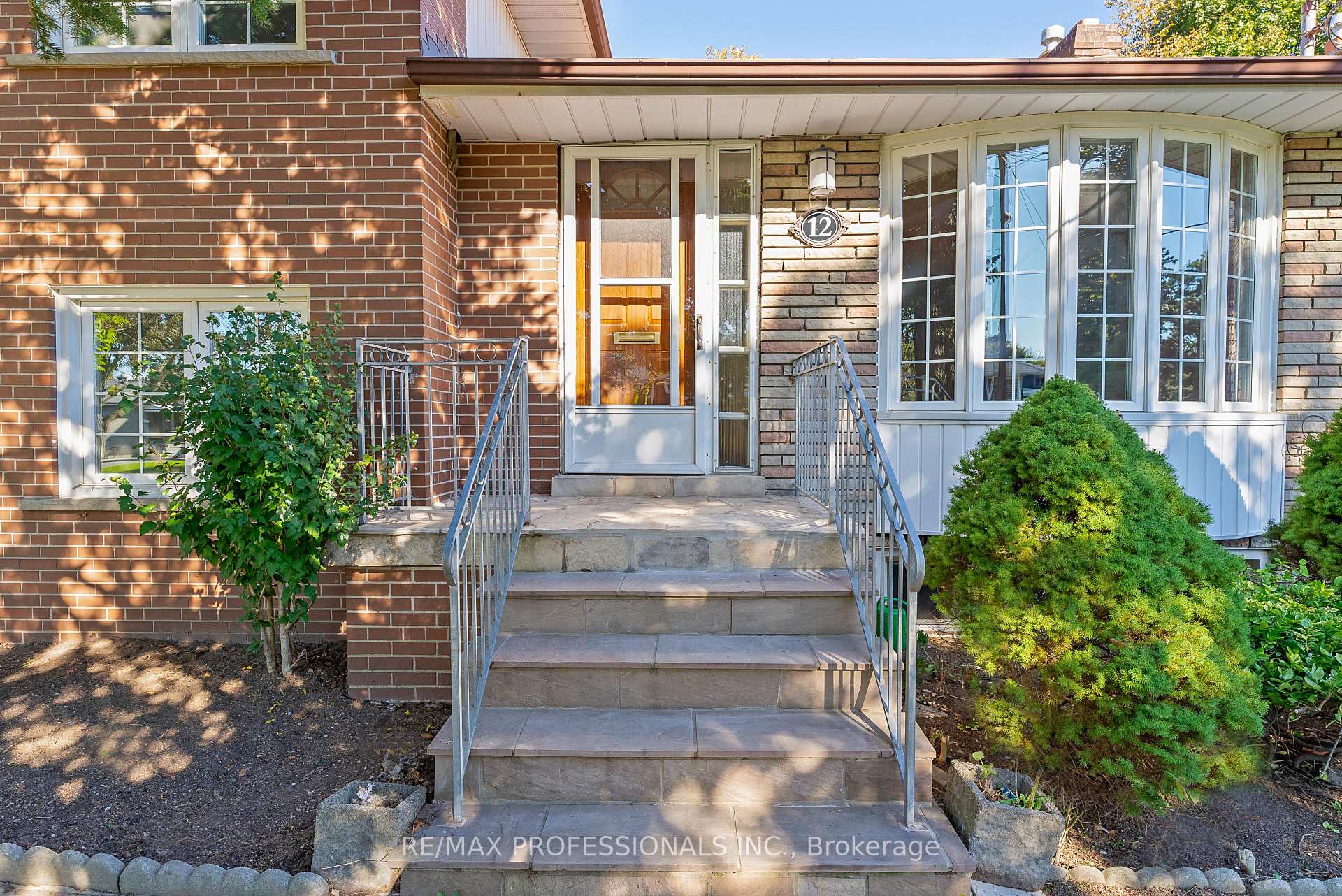 Photo 4 of 12 Drury Lane, Etobicoke, Humber Heights — HOMEH