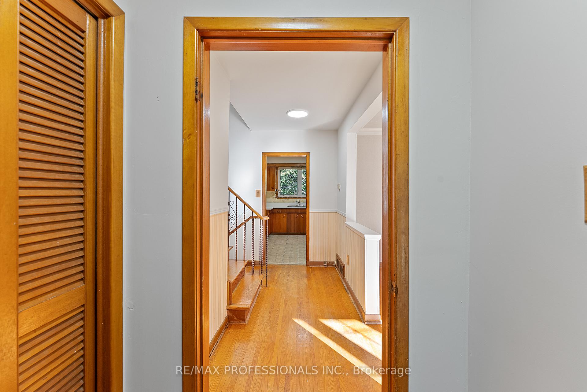 Photo 9 of 12 Drury Lane, Etobicoke, Humber Heights — HOMEH