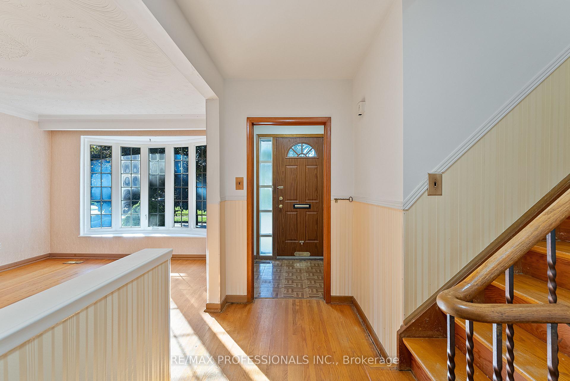 Photo 10 of 12 Drury Lane, Etobicoke, Humber Heights — HOMEH
