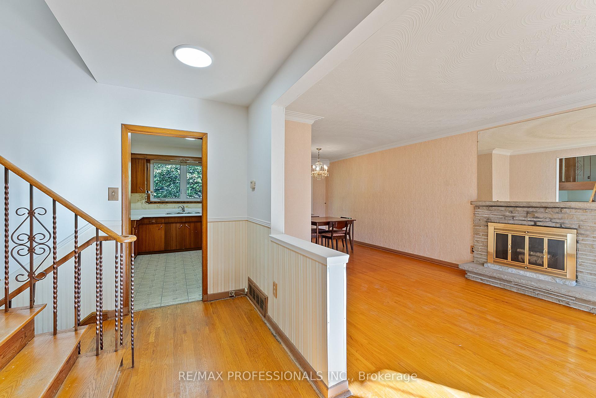 Photo 11 of 12 Drury Lane, Etobicoke, Humber Heights — HOMEH