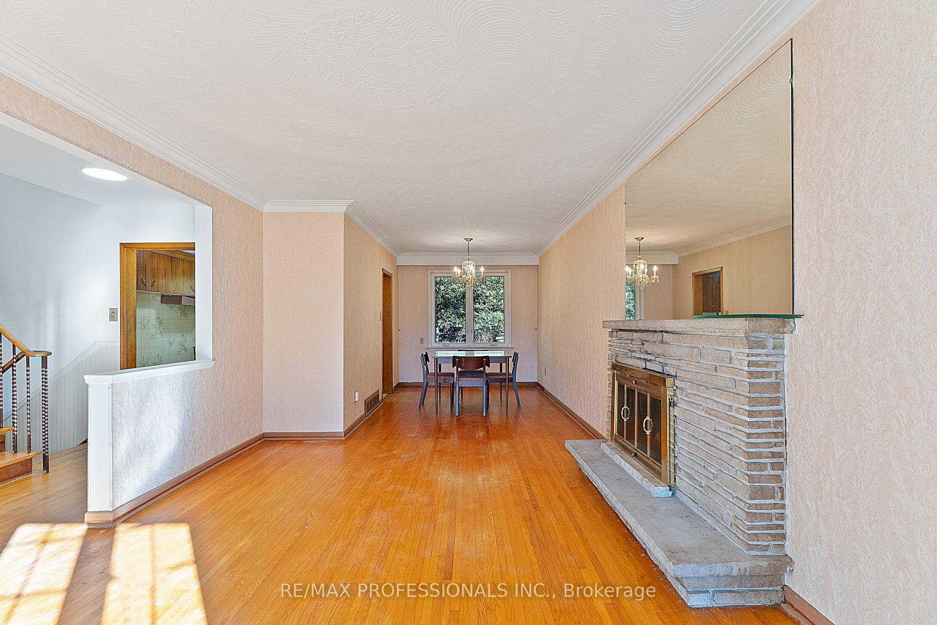 Photo 13 of 12 Drury Lane, Etobicoke, Humber Heights — HOMEH