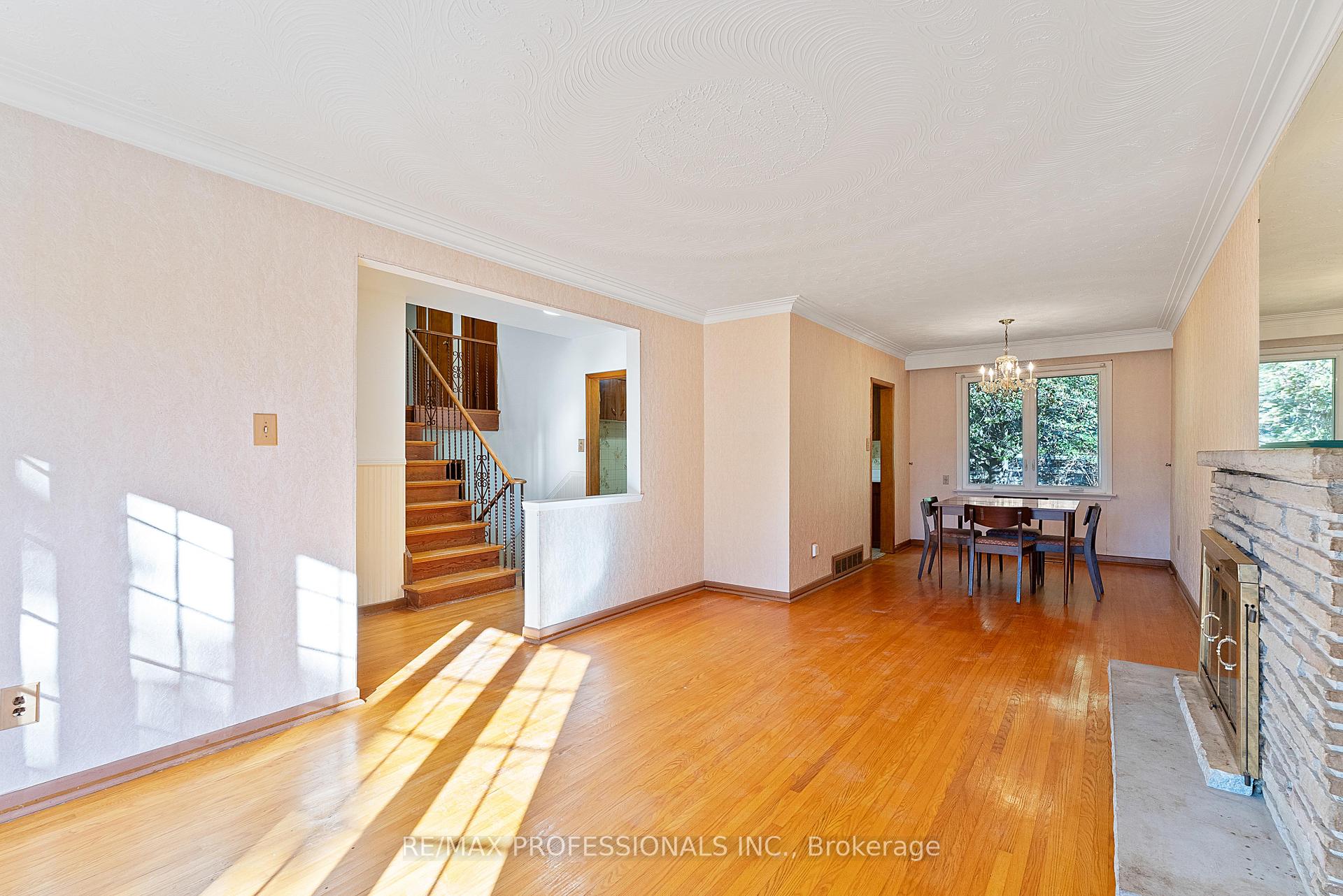 Photo 14 of 12 Drury Lane, Etobicoke, Humber Heights — HOMEH