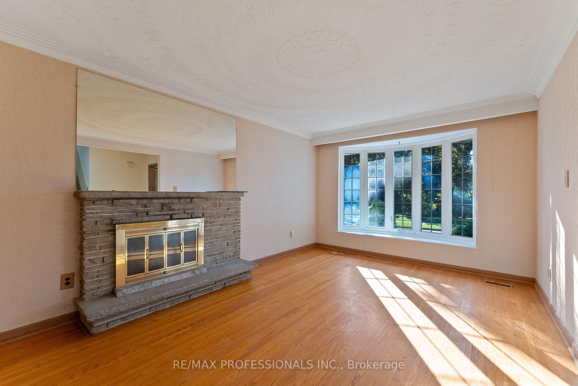 Photo 17 of 12 Drury Lane, Etobicoke, Humber Heights — HOMEH