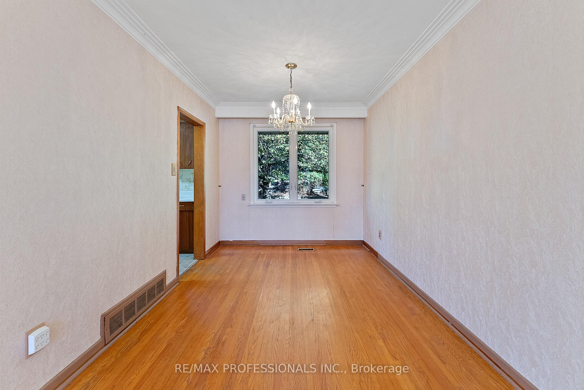 Photo 23 of 12 Drury Lane, Etobicoke, Humber Heights — HOMEH