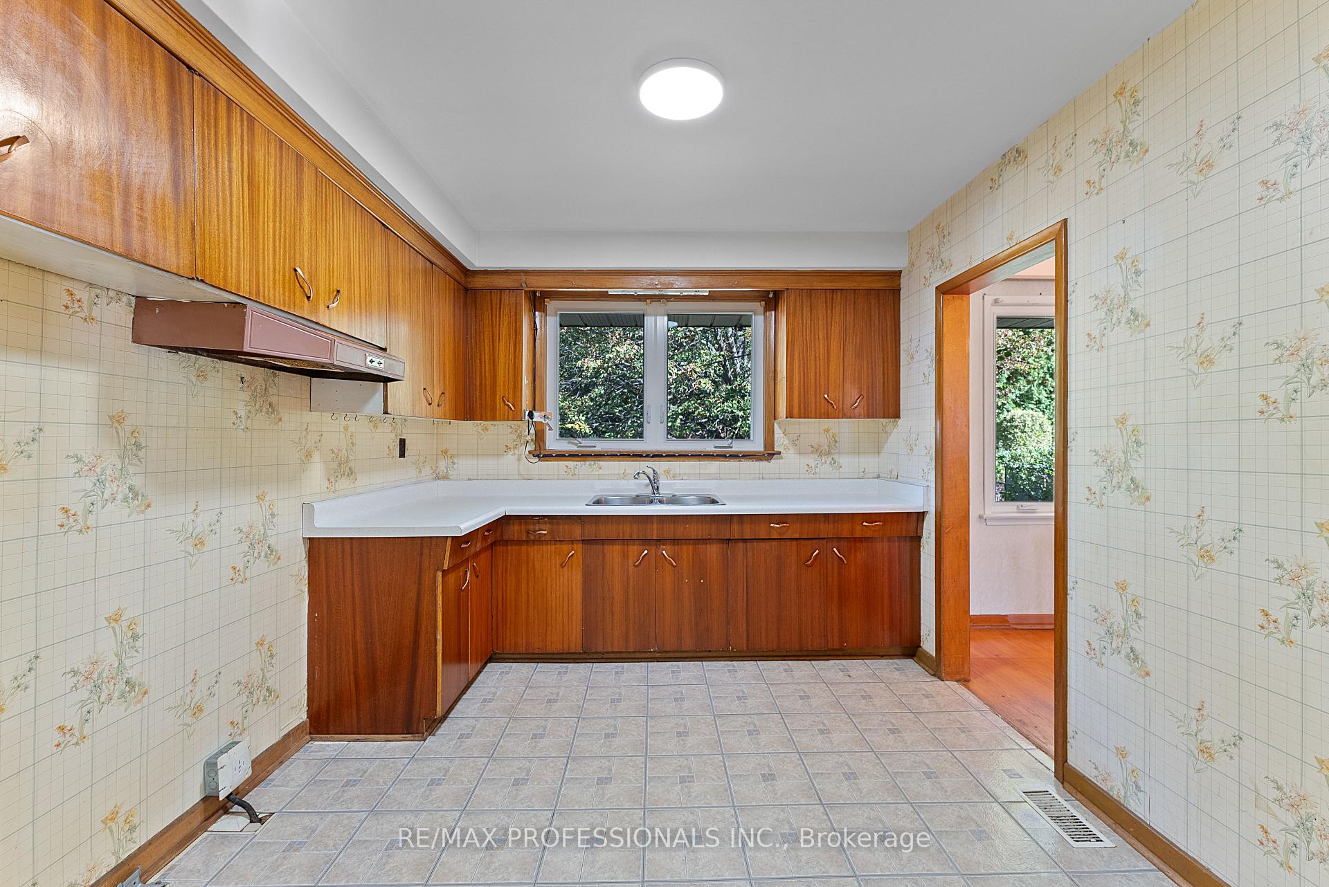 Photo 24 of 12 Drury Lane, Etobicoke, Humber Heights — HOMEH