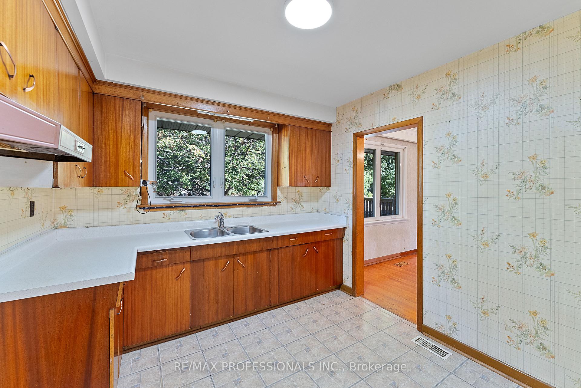 Photo 25 of 12 Drury Lane, Etobicoke, Humber Heights — HOMEH