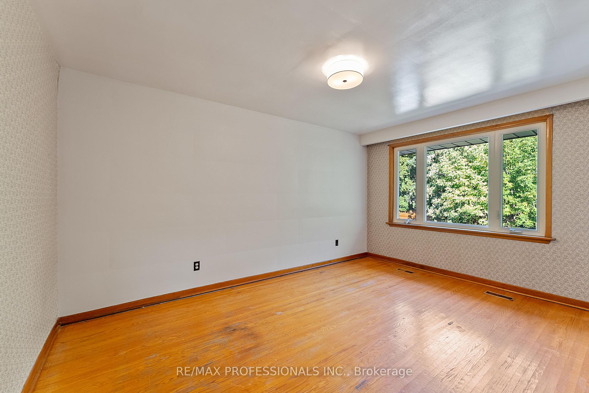 Photo 30 of 12 Drury Lane, Etobicoke, Humber Heights — HOMEH