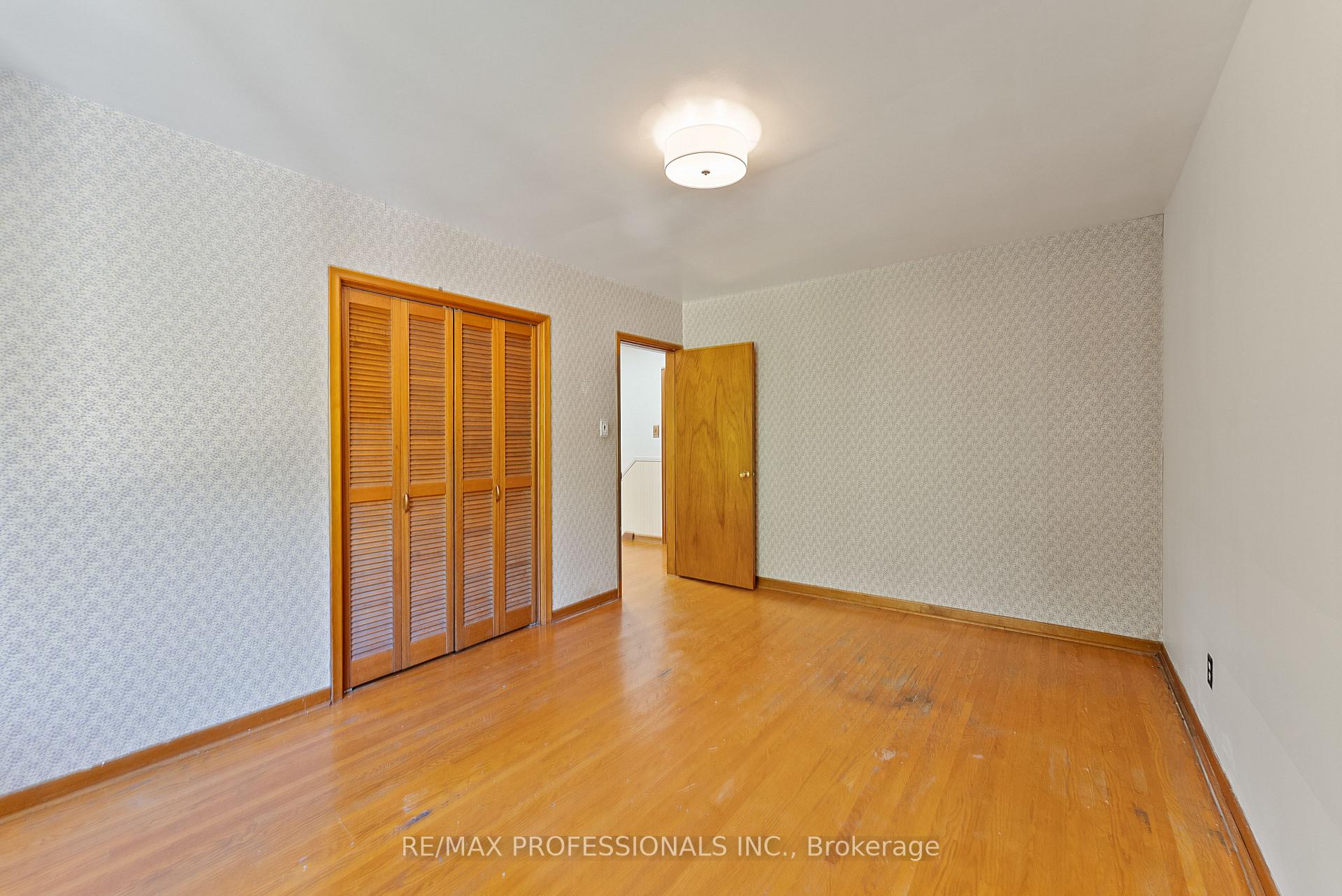 Photo 32 of 12 Drury Lane, Etobicoke, Humber Heights — HOMEH